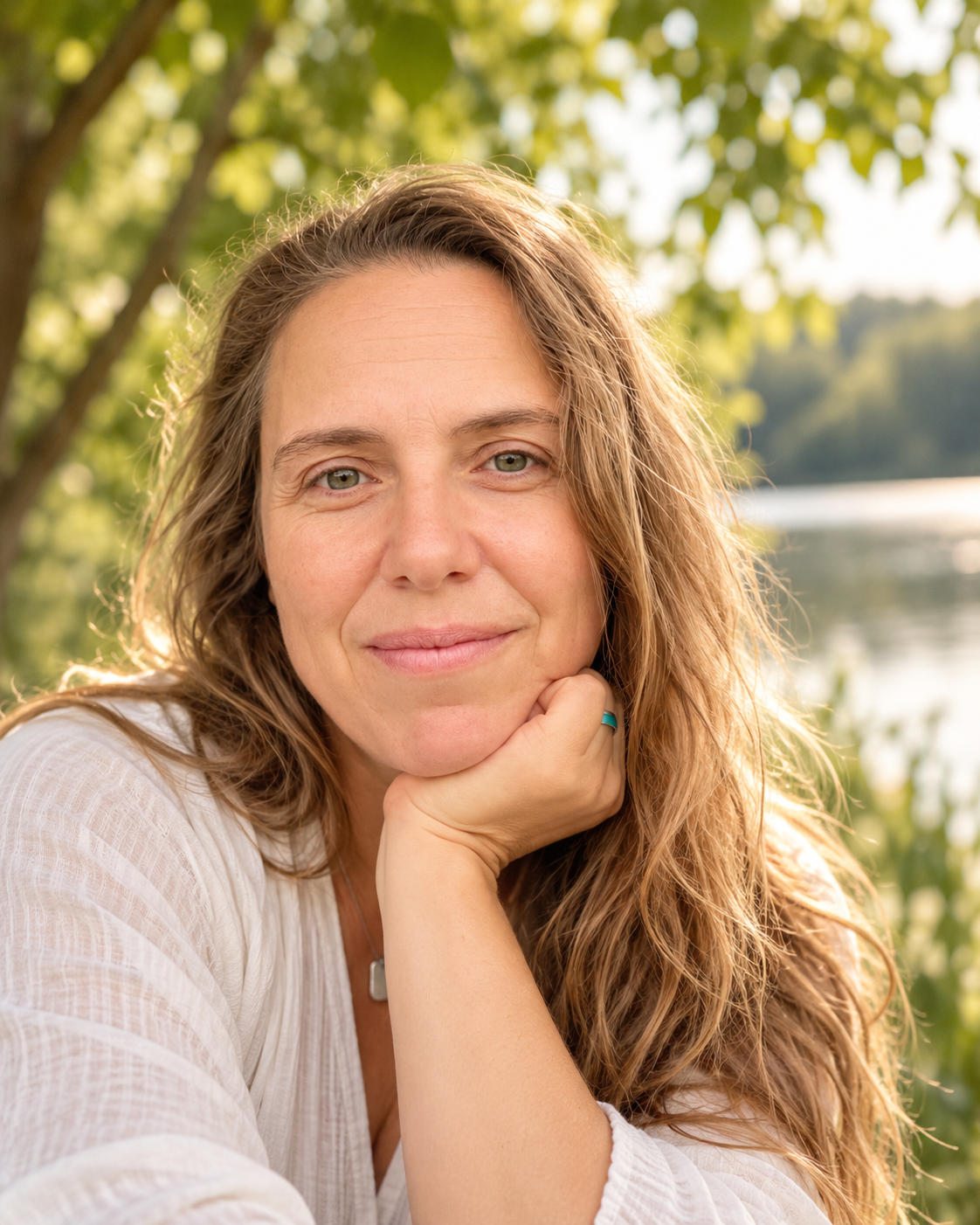 Porträt von Nancy Bandyla am See